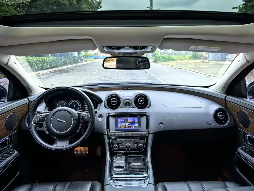 Jaguar XJ XJL 2.0 T 2 WD Graceful Business