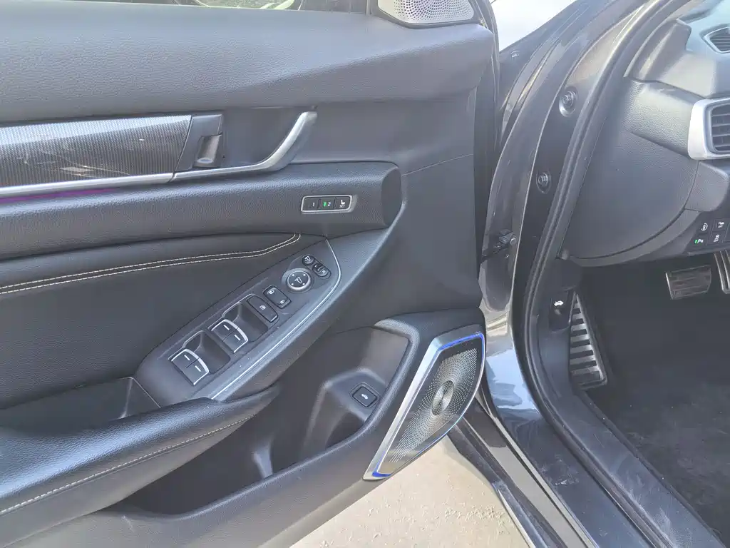 Accord Sharp· Hybrid 2.0 L Phantom Night · Sharp Smart
