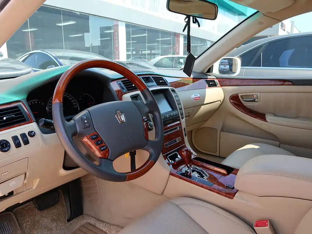 Crown 2.5 L Royal Navigation