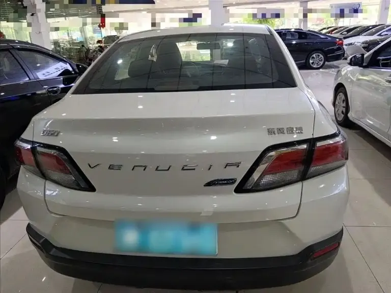 Venucia D60 1.6 L CVT Connected Elite