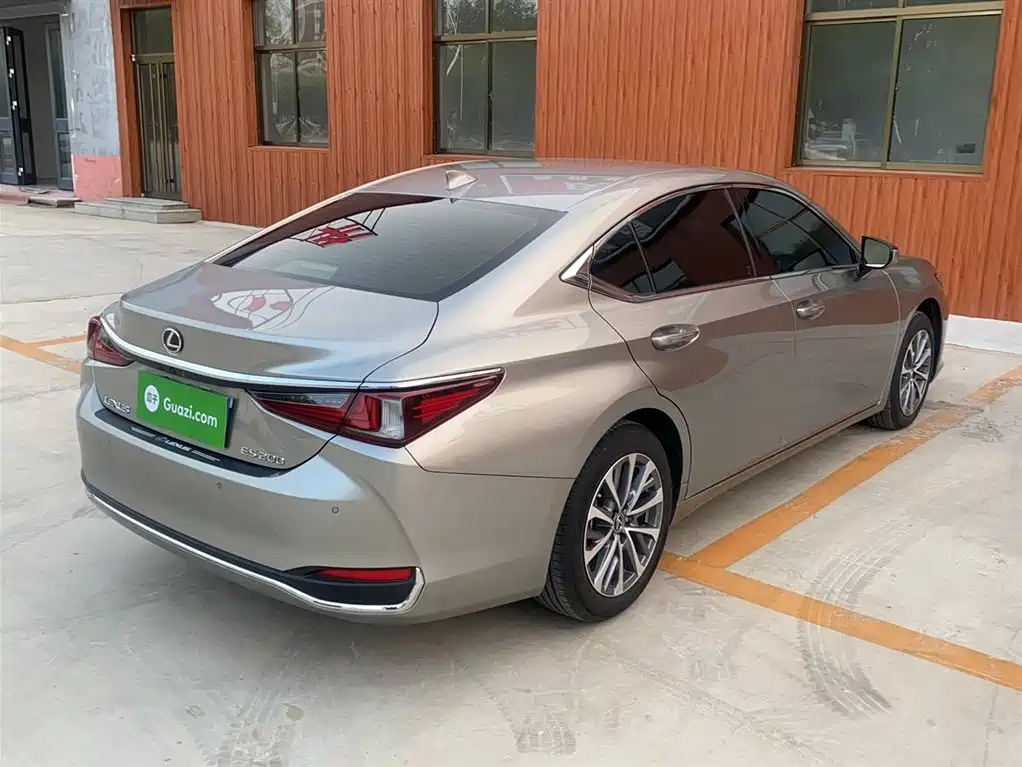 Lexus ES 200 Outstanding