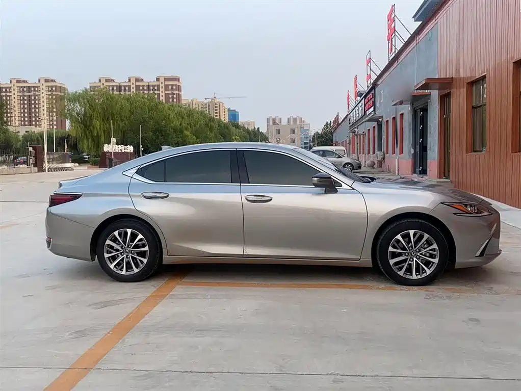 Lexus ES 200 Outstanding