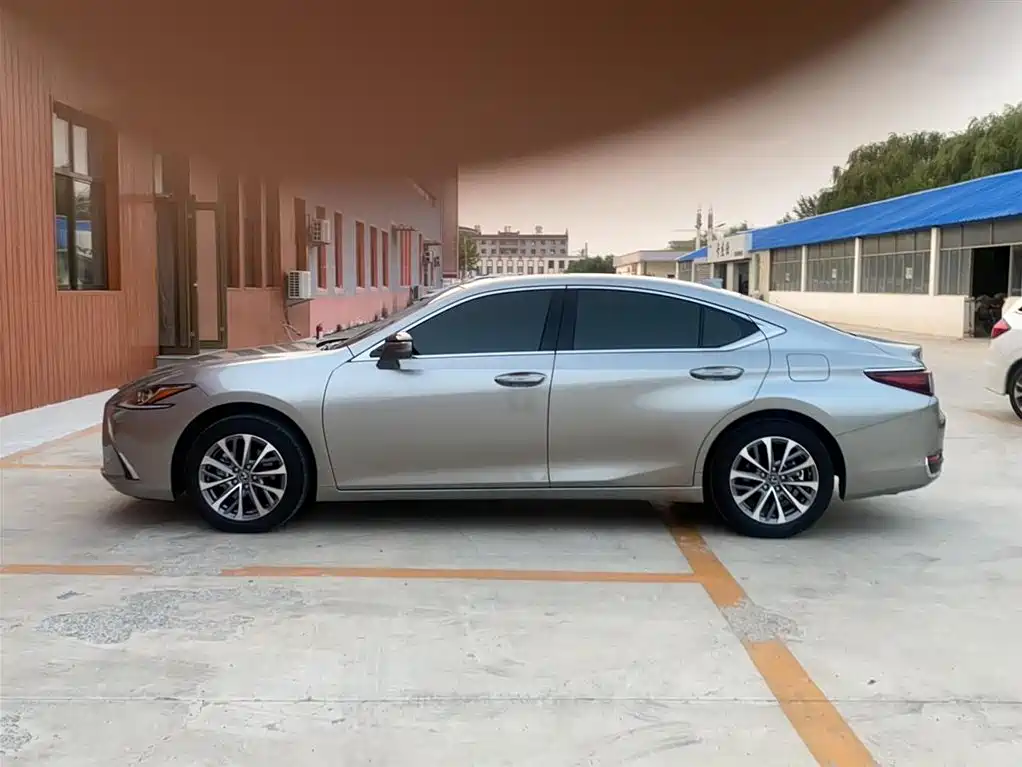 Lexus ES 200 Outstanding