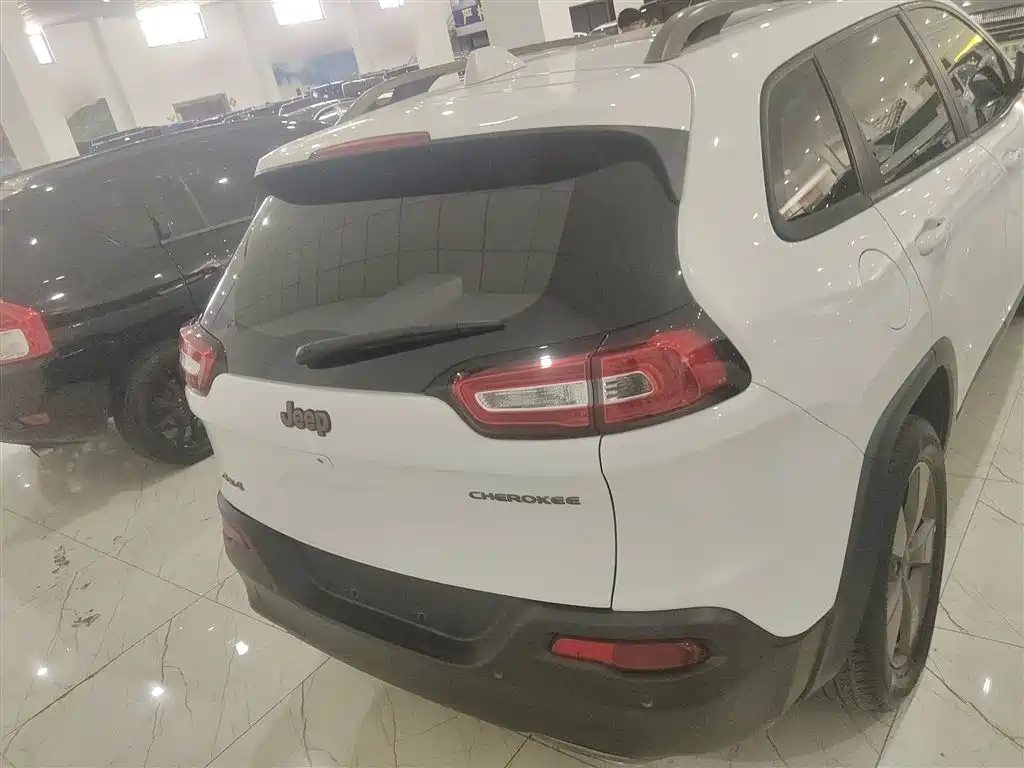 Cherokee 自由光 2016款 2.4 L 75周年致敬版