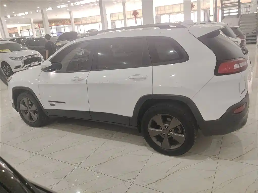 Cherokee 自由光 2016款 2.4 L 75周年致敬版