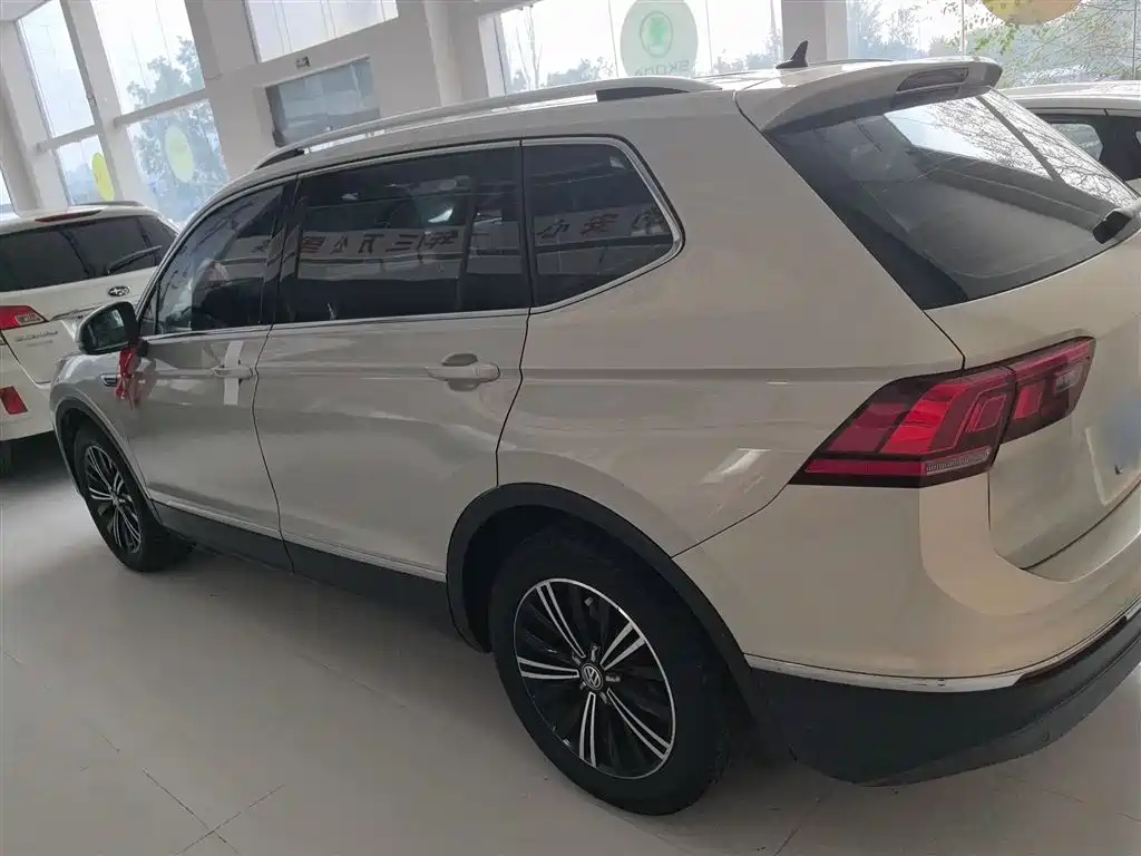 Tiguan L Facelift 330 TSI Auto 2 WD Panoramic Comfort CN-VI