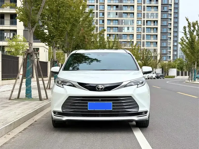 Toyota Sienna 2.5 L Hybrid Premium Enjoyment Distinguished