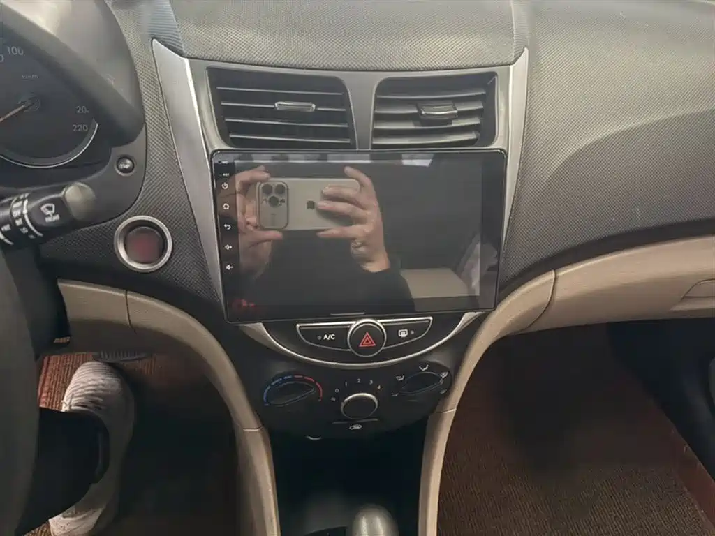 Accent 1.4 L Auto Leading GLX