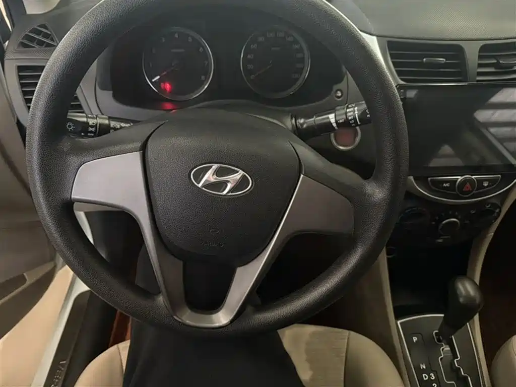 Accent 1.4 L Auto Leading GLX
