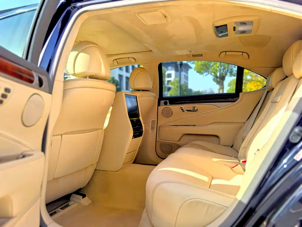 Lexus LS 460 L 4 WD Distinguished
