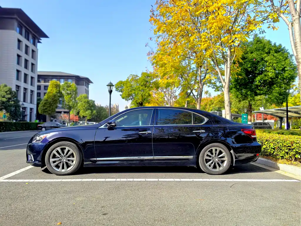 Lexus LS 460 L 4 WD Distinguished