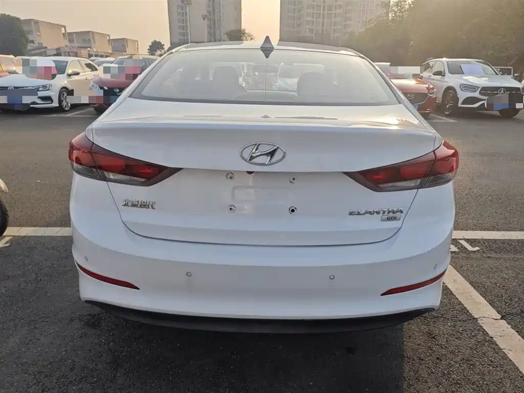 Elantra 1.6 L Auto Smart Dazzle · Elite