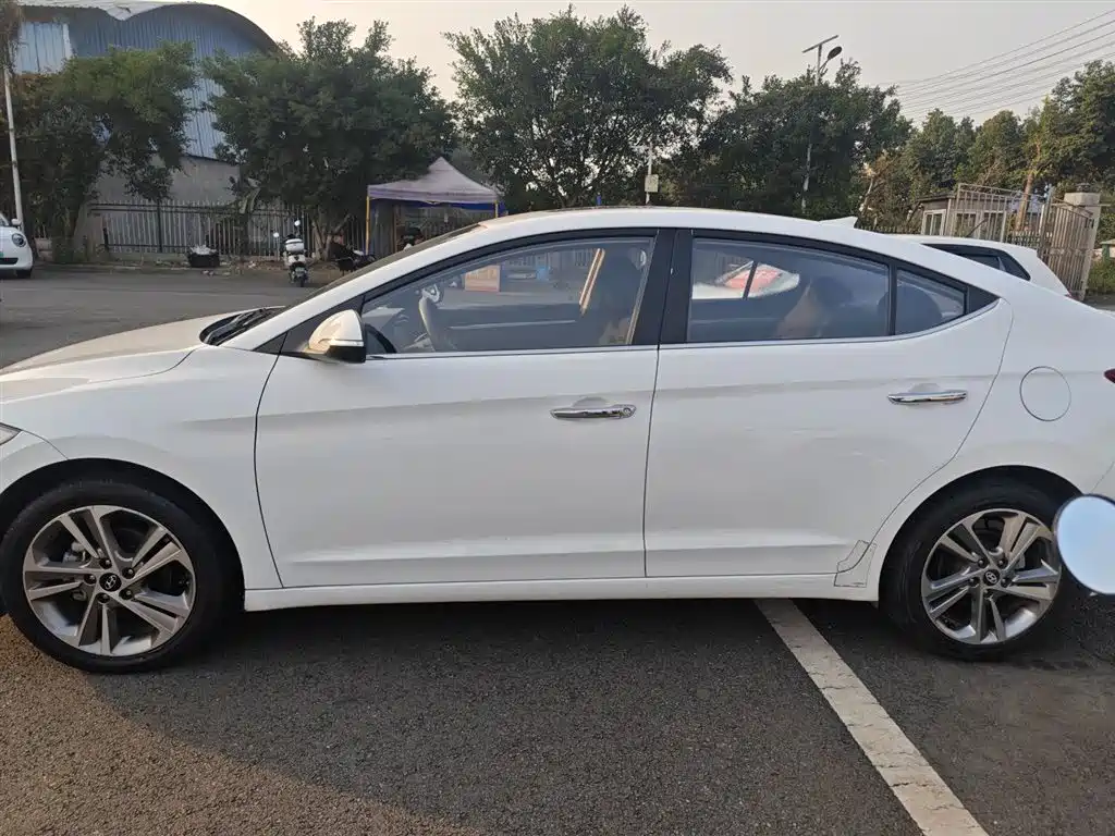 Elantra 1.6 L Auto Smart Dazzle · Elite