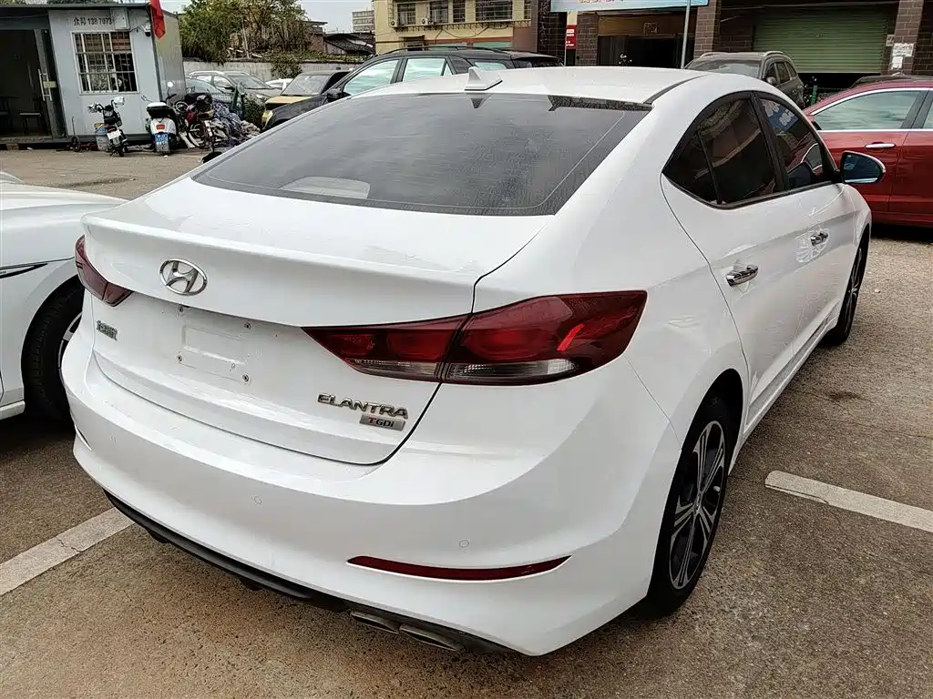 Elantra 1.4 T DCT Dynamic Shine · Active