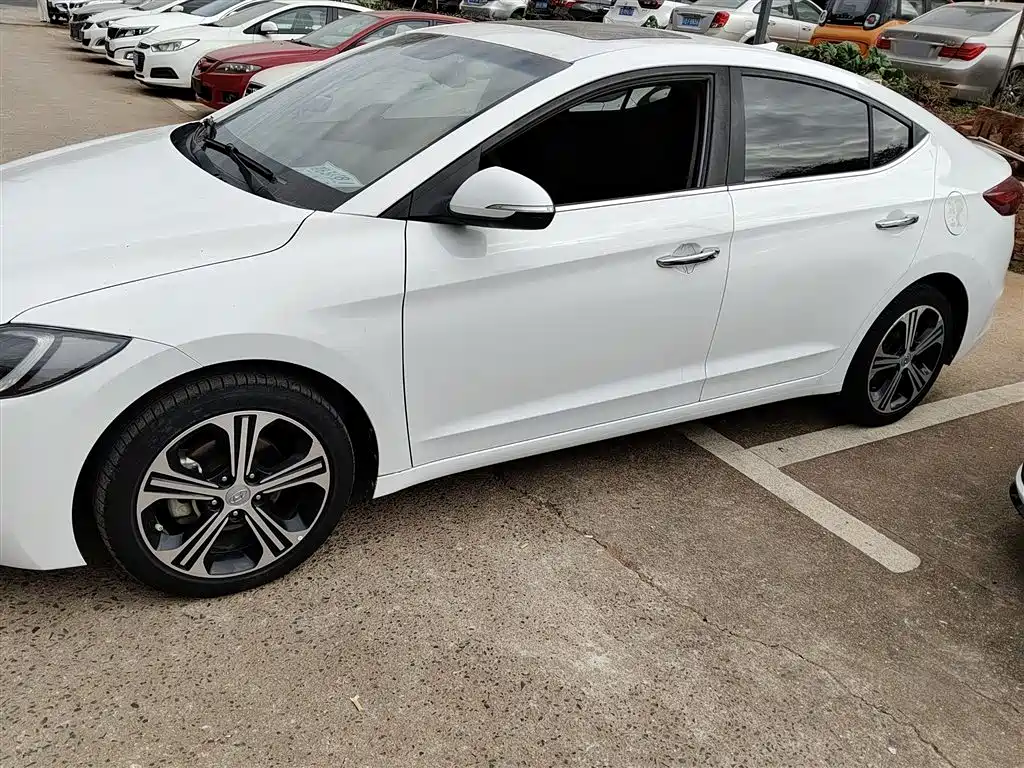 Elantra 1.4 T DCT Dynamic Shine · Active