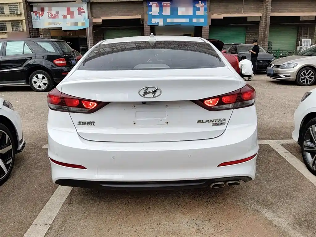 Elantra 1.4 T DCT Dynamic Shine · Active