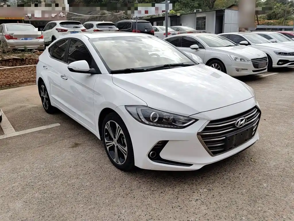 Elantra 1.4 T DCT Dynamic Shine · Active
