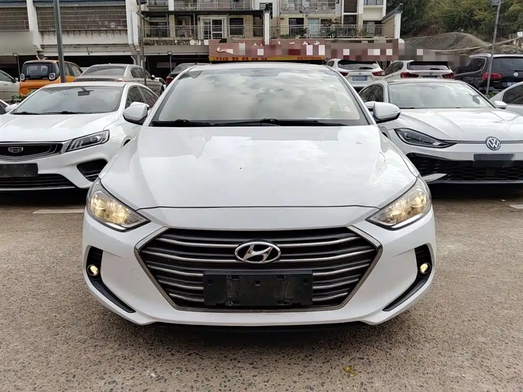 Elantra 1.4 T DCT Dynamic Shine · Active