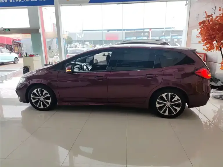 Honda Jade 210 TURBO CVT Style 5-seat