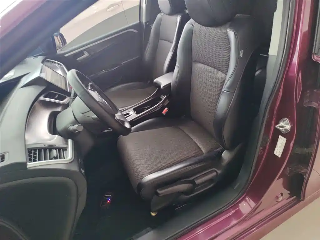 Jade 210 TURBO CVT Style 5-seat