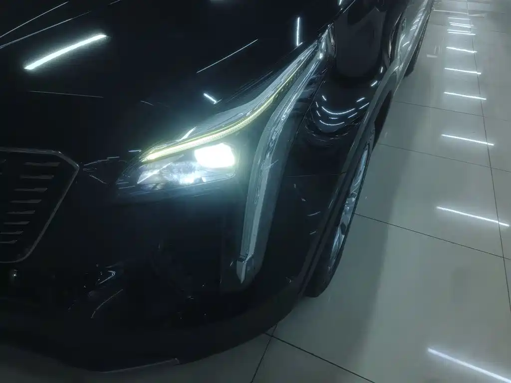 Cadillac XT4 28 T 2 WD Leading