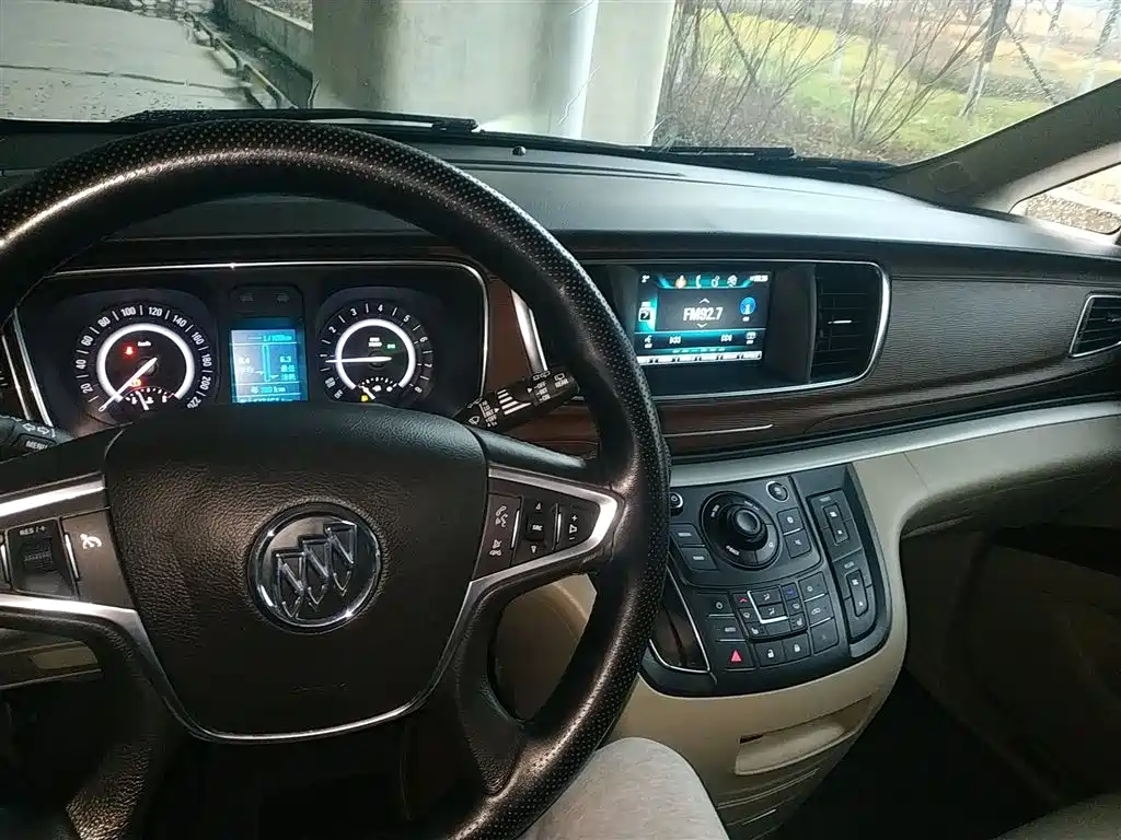 Buick GL8 28 T Distinguished CN-VI