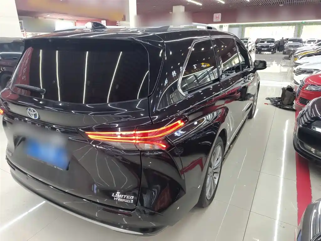 Sienna 2.5 L Hybrid Distinguished