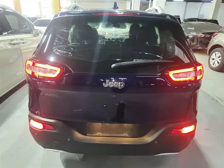 Jeep Cherokee 2.0 L Superior