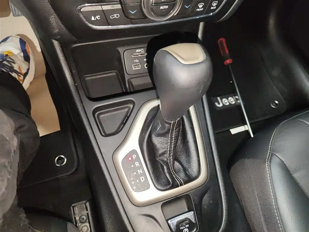 Cherokee 2.0 L Superior