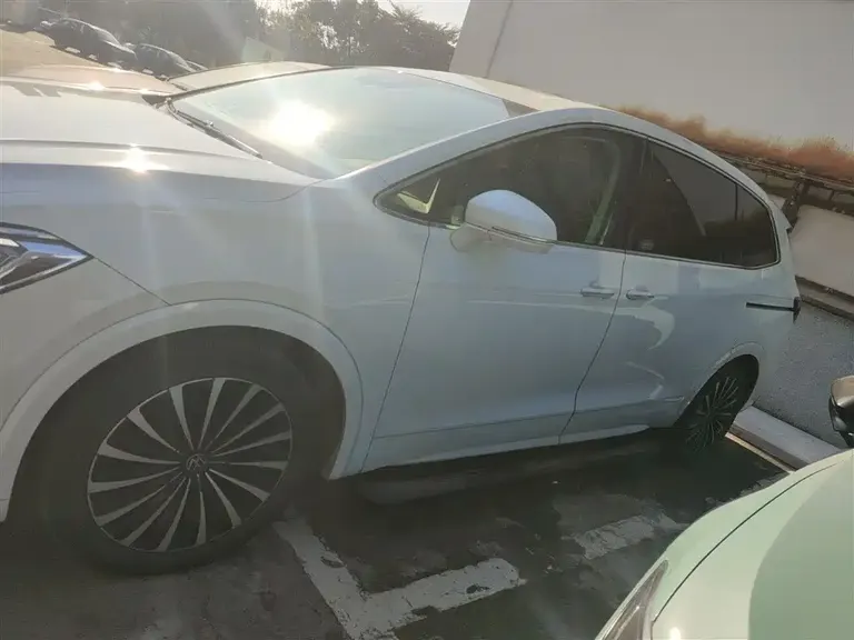 Volkswagen Viloran 380 TSI Distinguished