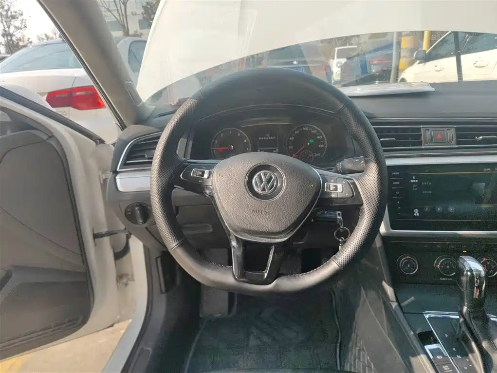 Lamando 230 TSI DSG Style