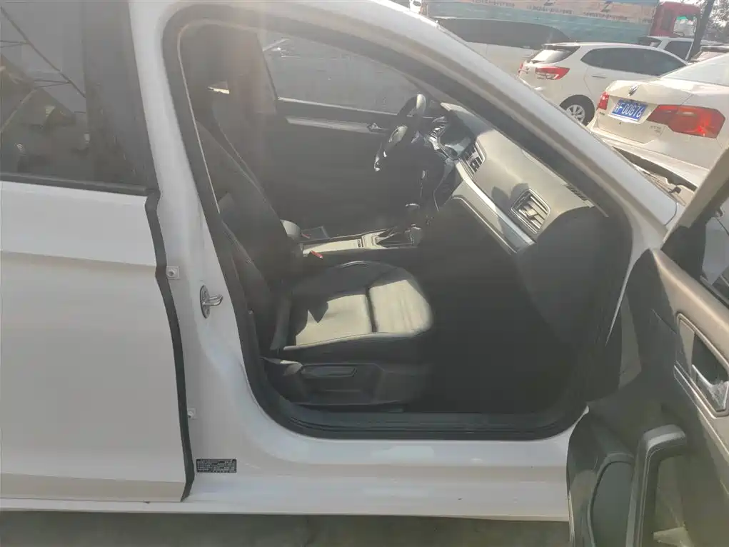 Lamando 230 TSI DSG Style