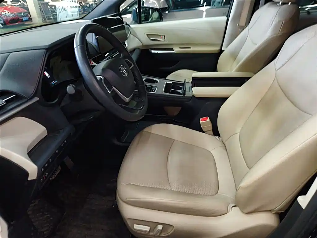 Granvia 2.5 L Hybrid Distinguished Welfare PLUS