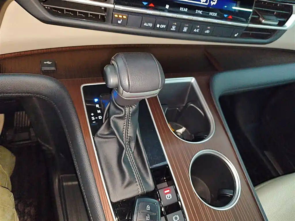 Granvia 2.5 L Hybrid Distinguished Welfare PLUS