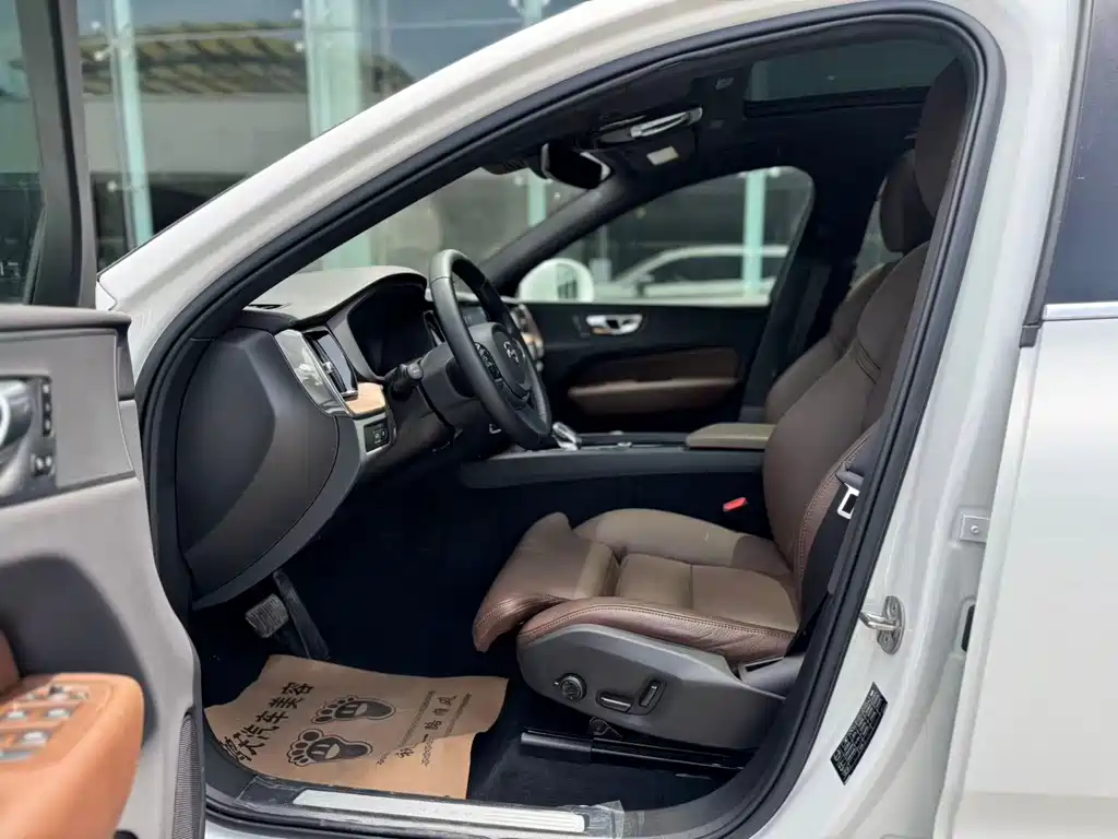 Volvo XC60 PHEV PHEV Hybrid Long Range 4 WD Smart Vision Luxury
