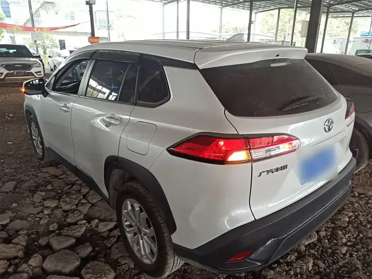 Toyota Frontlander 2.0 L CVT Leading
