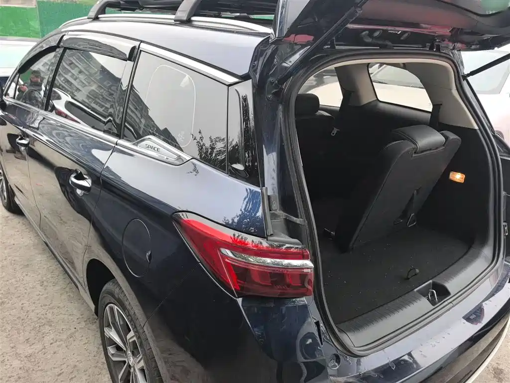 Song MAX Upgraded 1.5 T Auto Luxury 7-seat