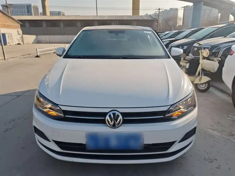 Volkswagen Polo Plus 1.5 L Auto Colorful Tech