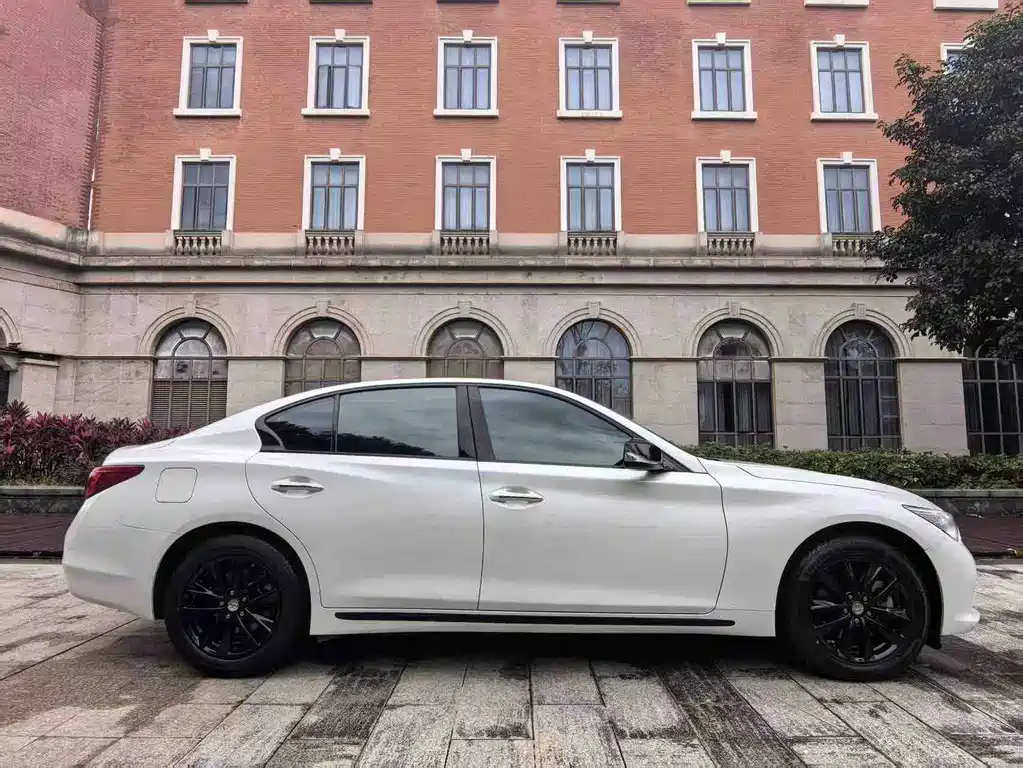 Infiniti Q50 L 2.0 T Comfort