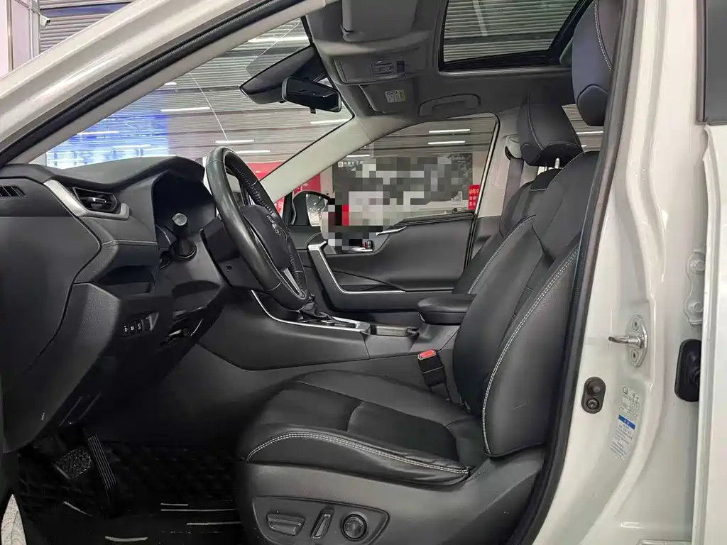 RAV4 Dual Engine 2.5 L E-CVT 4 WD Elite PLUS