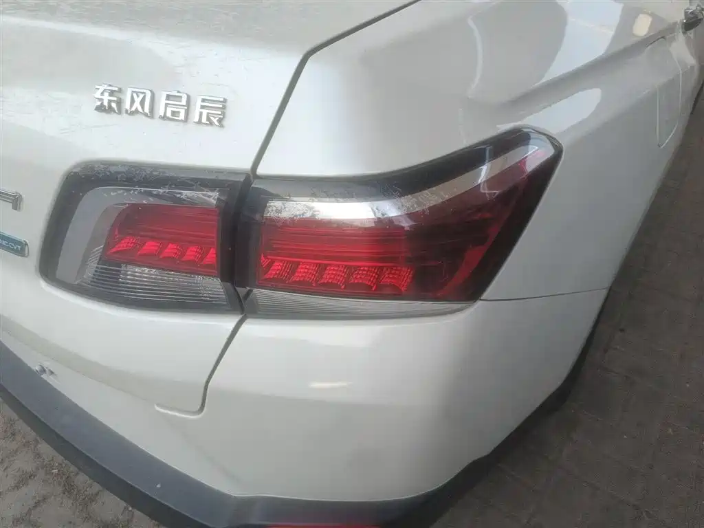 Venucia D60 100 K Glory 1.6 L XL CVT Star Cool CN-VI
