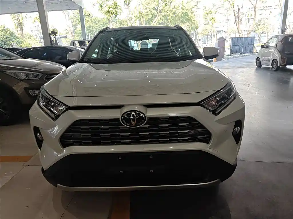 RAV4 2.0 L CVT 4 WD Distinguished