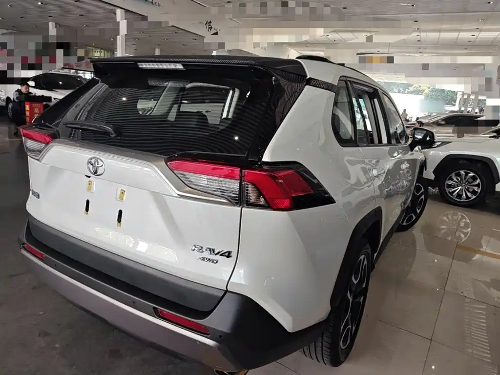 RAV4 2.0 L CVT 4 WD Distinguished