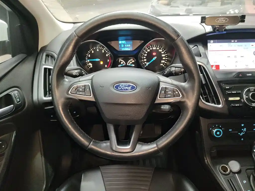 Focus Hatchback Classic 1.6 L Auto Style Smart Travel