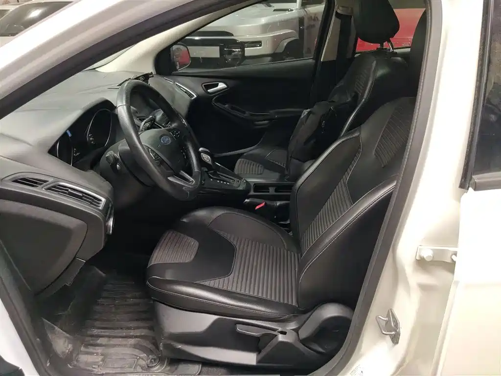 Focus Hatchback Classic 1.6 L Auto Style Smart Travel