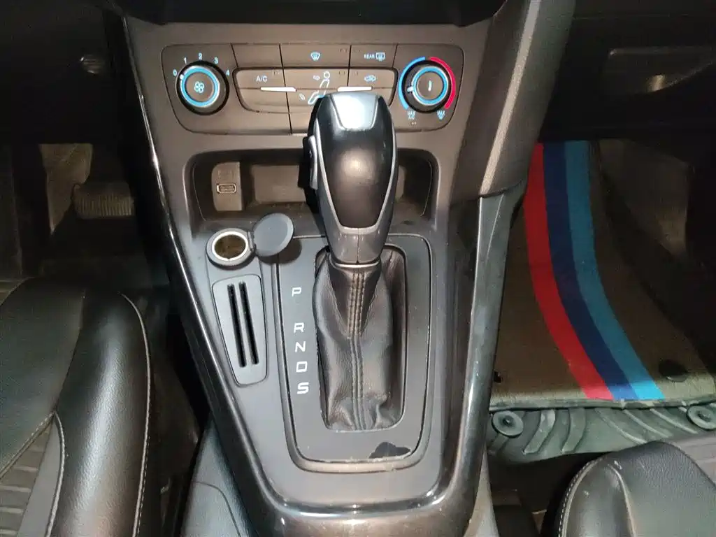 Focus Hatchback Classic 1.6 L Auto Style Smart Travel