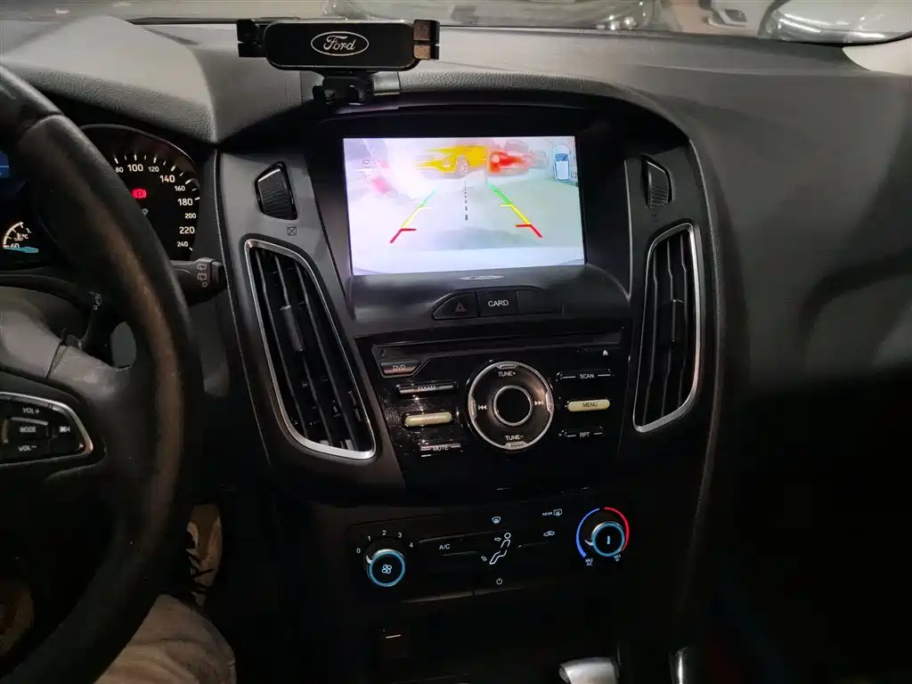 Focus Hatchback Classic 1.6 L Auto Style Smart Travel