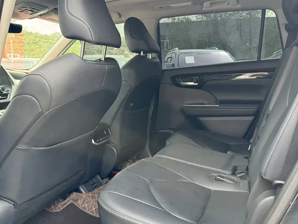 Highlander 2.5 L Smart e-Hybrid Dual Engine 4 WD Distinguished 7-seat