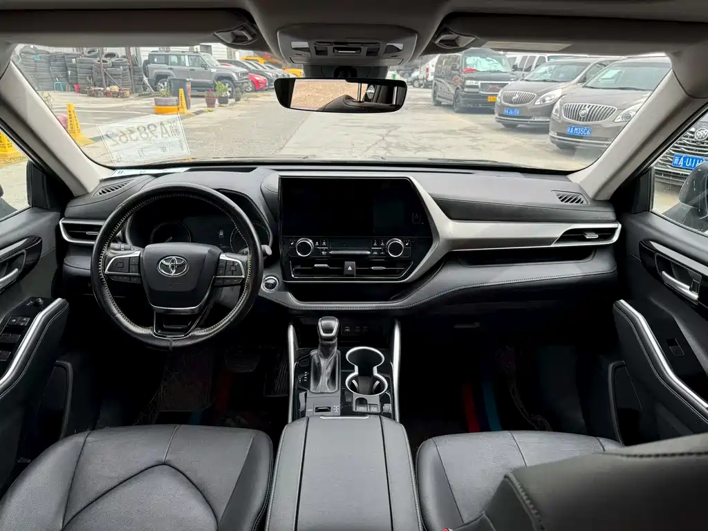 Highlander 2.5 L Smart e-Hybrid Dual Engine 4 WD Distinguished 7-seat