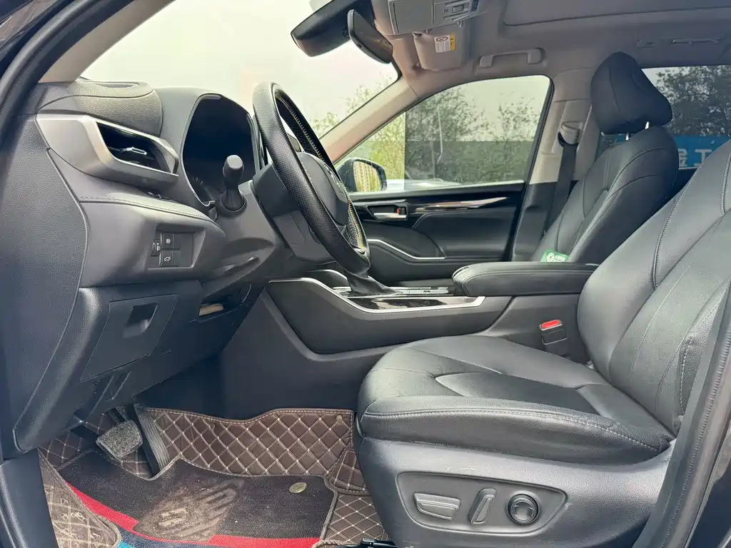 Highlander 2.5 L Smart e-Hybrid Dual Engine 4 WD Distinguished 7-seat